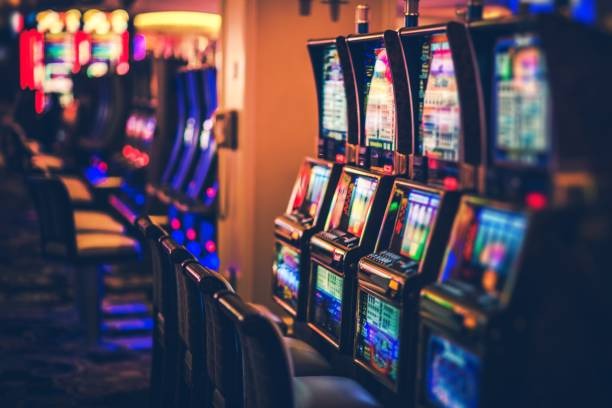 Mega Sevens slot game interface showing three reels with seven symbols and payout table